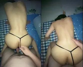 Chị mặc lót dây lọt khe chịch chị còn bật phim sex cho em xem thêm kích thích